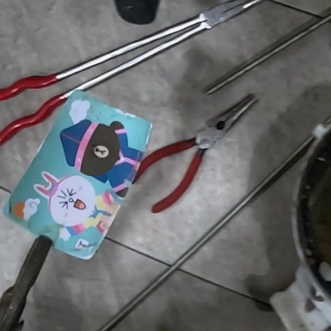 변기에서 꺼낸 카드와 공구