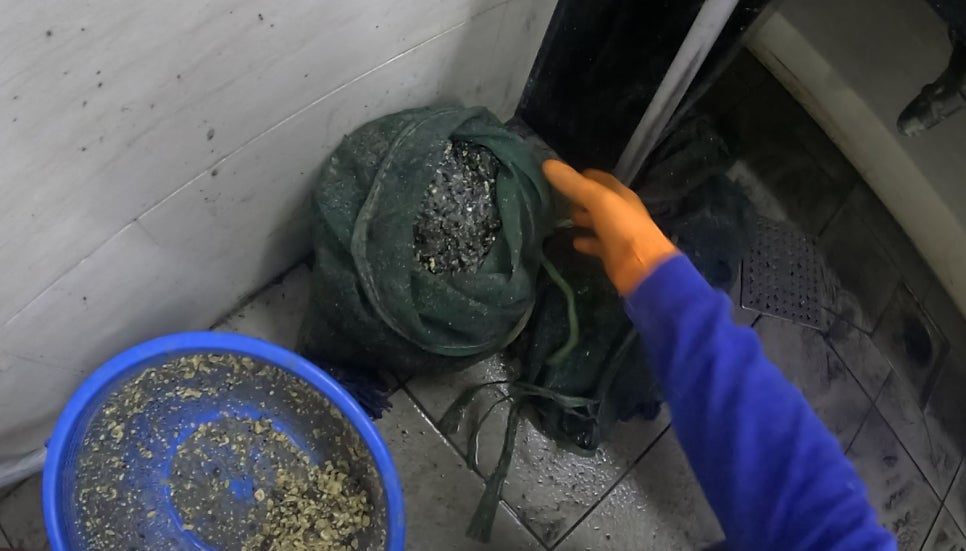 망으로 걸러낸 기름 찌꺼기